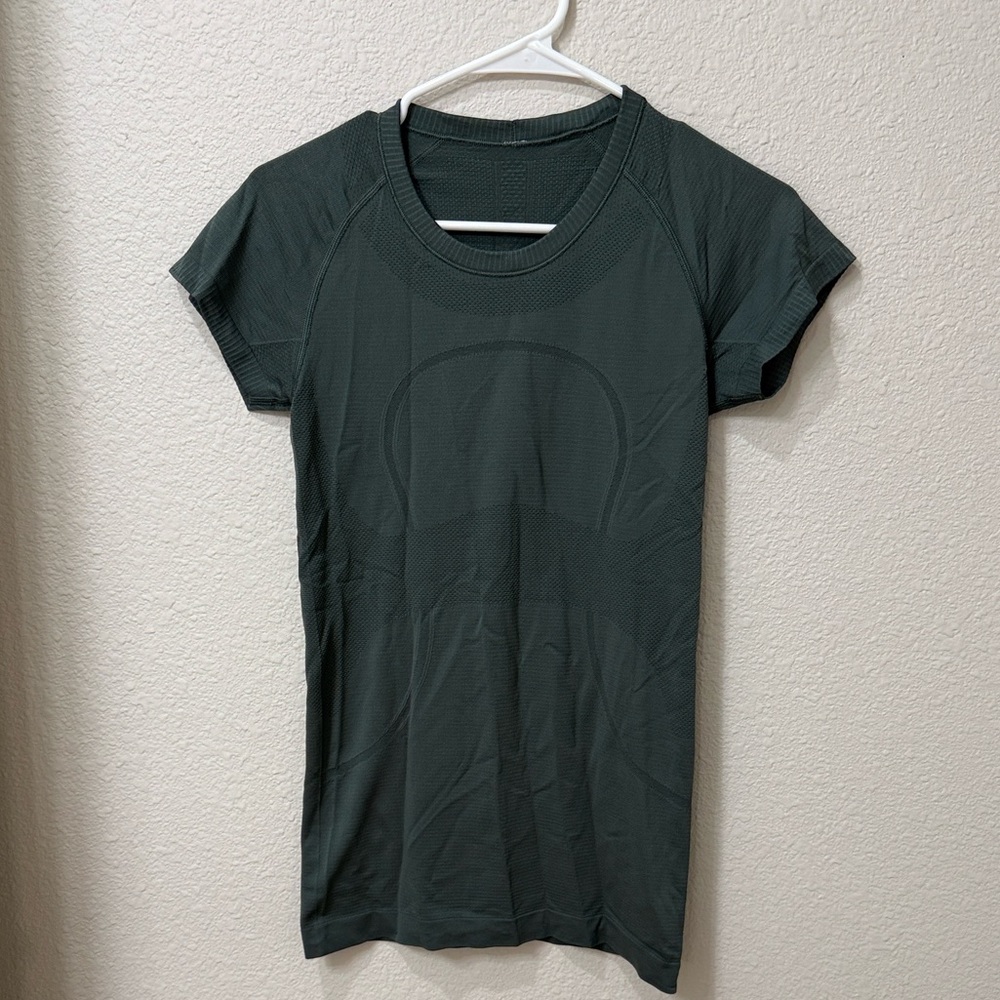 Lululemon Swiftly Tech Camo Green Short Sleeve Size 6